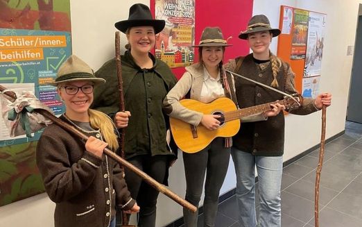 4 junge Mädchen mit Instrumenten und in traditionellen Hirtengewand