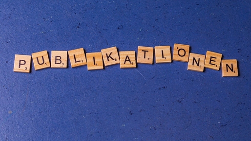 Scrabblebuchstaben zusammengelegt zum Wort Publikationen
