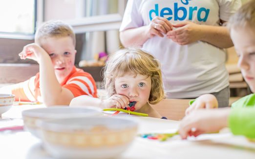 Kinder basteln DNA aus Gummibärchen nach beim Tag der offenen Tür im EB-Haus