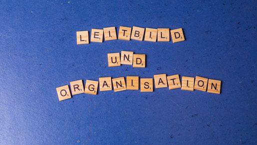 Scrabble Buchstaben bilden die Worte Leibild und Organisation