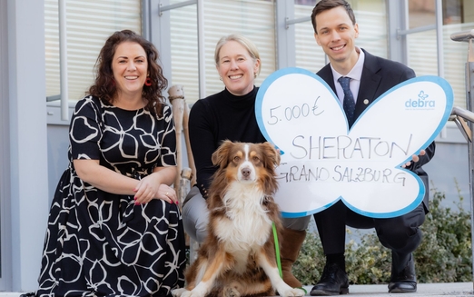 Mitarbeiter des Sheraton Grand Hotels bei der Spendenübergabe im EB-Haus Austria