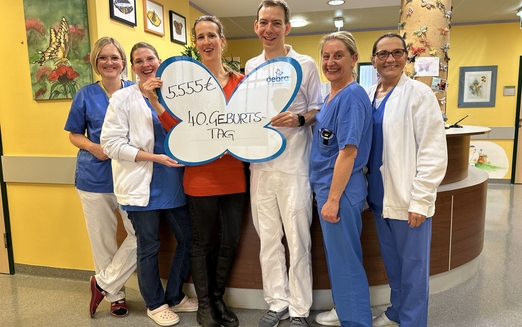 Kinderzahnärztin Dr. Frässle-Fuchs mit Spendenscheck und dem EB-Haus Ambulanz Team 