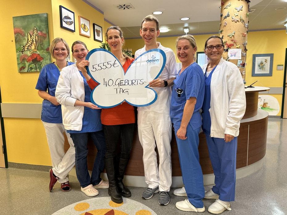 Kinderzahnärztin Dr. Frässle-Fuchs mit Spendenscheck und dem EB-Haus Ambulanz Team 