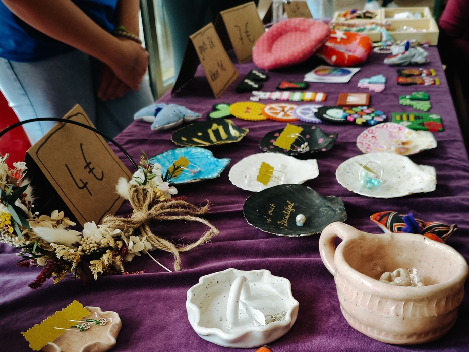 Selbstgemachte Kunstwerke der Kultkanteens Kleine gebastelte und getöpferte Kunstwerke an einem Verkaufsstand