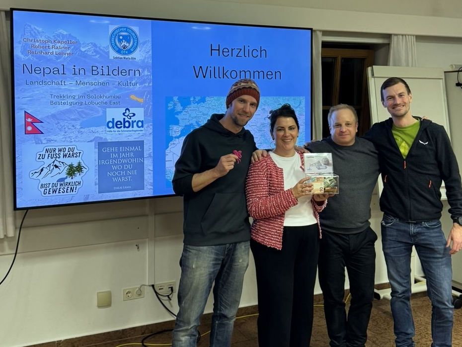 Drei Nepal-Abenteurer übergeben die Spende für die Schmetterlingskinder nach ihrem Vortrag
