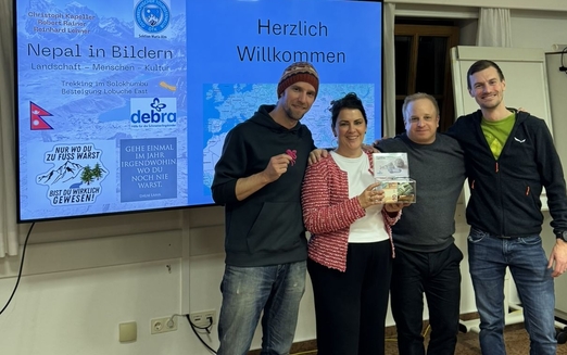 Drei Nepal-Abenteurer übergeben die Spende für die Schmetterlingskinder nach ihrem Vortrag