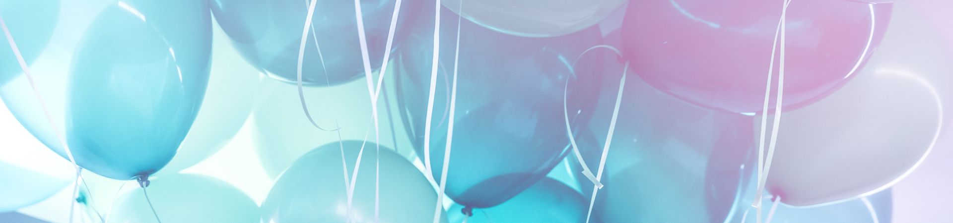 Schwebende Luftballons in verschiedenen Blautönen