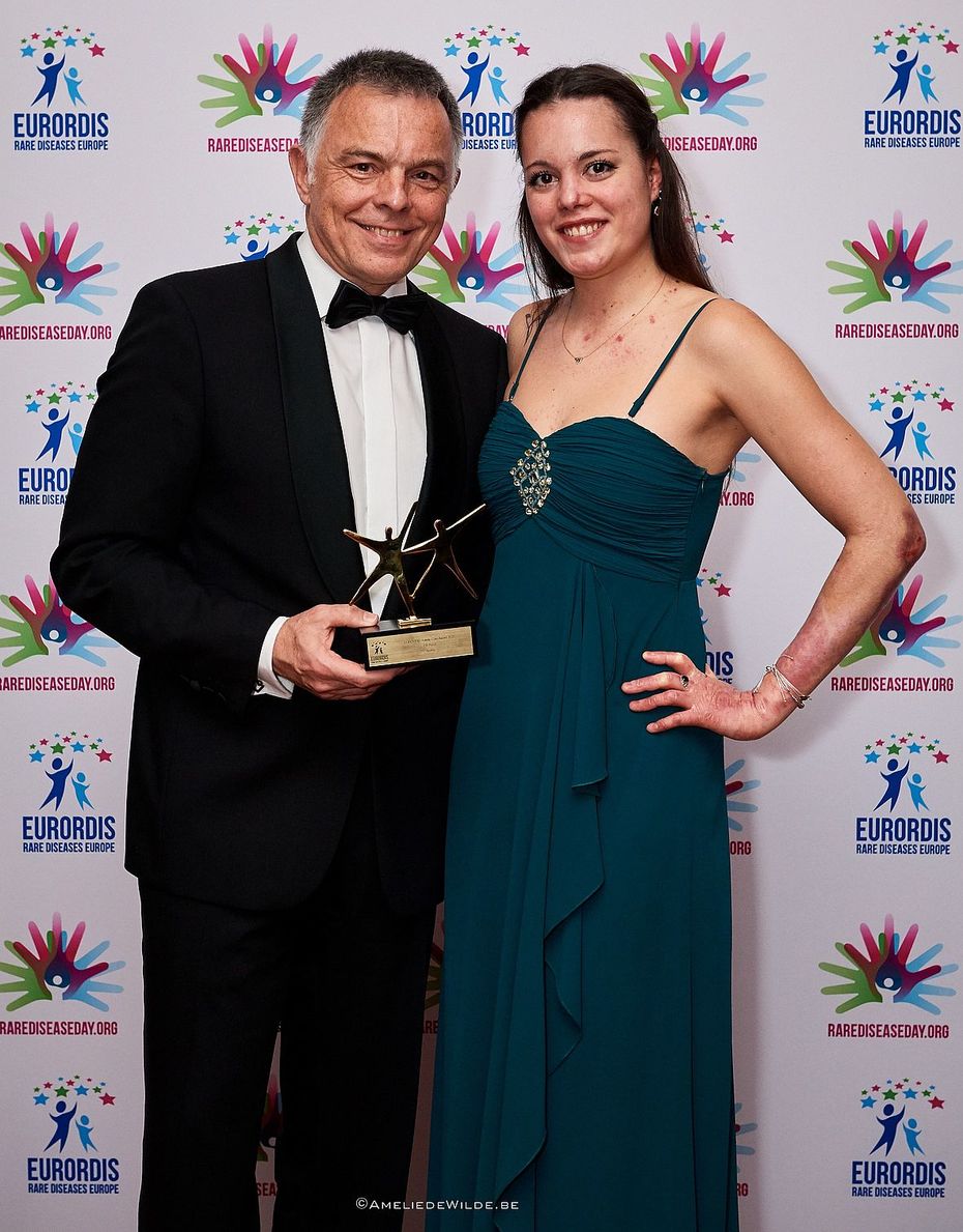 Dr. Rainer Riedl und Lena Riedl mit dem Black Pearl Award 