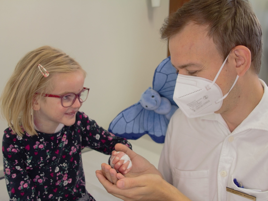 Dr. Welponer mit Schmetterlingskind Arzt im EB-Haus Austria mit Schmetterlingskind