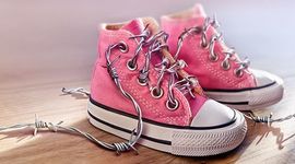 Modische Kinderturnschuhe mit Stacheldraht als Schuhband