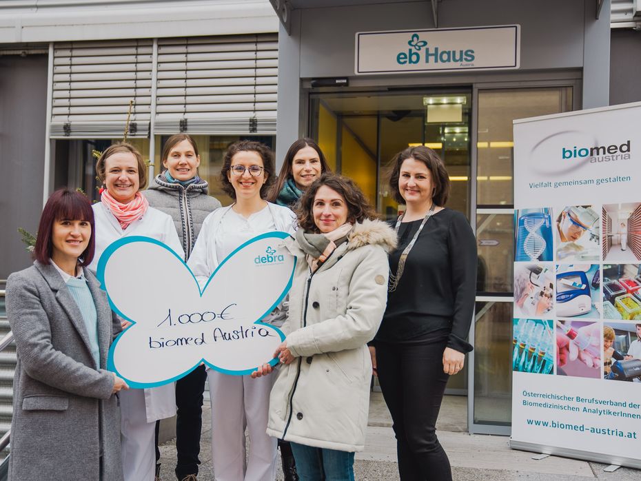 VertreterInnen von biomed Austria übergeben eine Spende für die Schmetterlingskinder