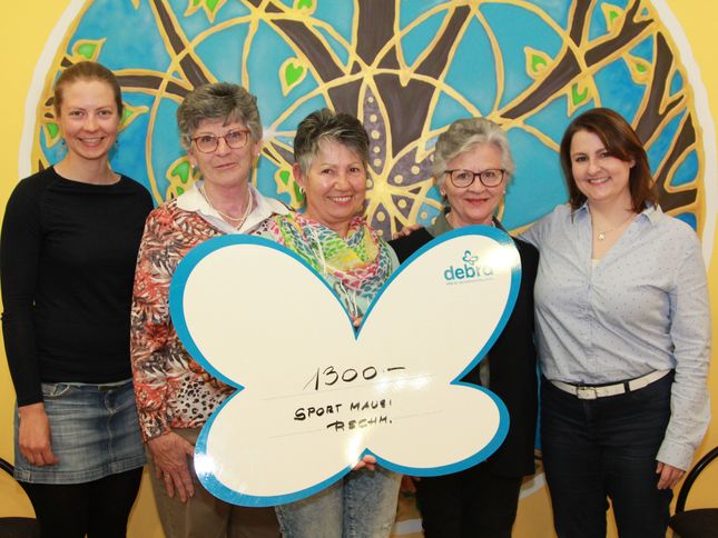 Five women holding a cheque with a donation of 1300 Euro