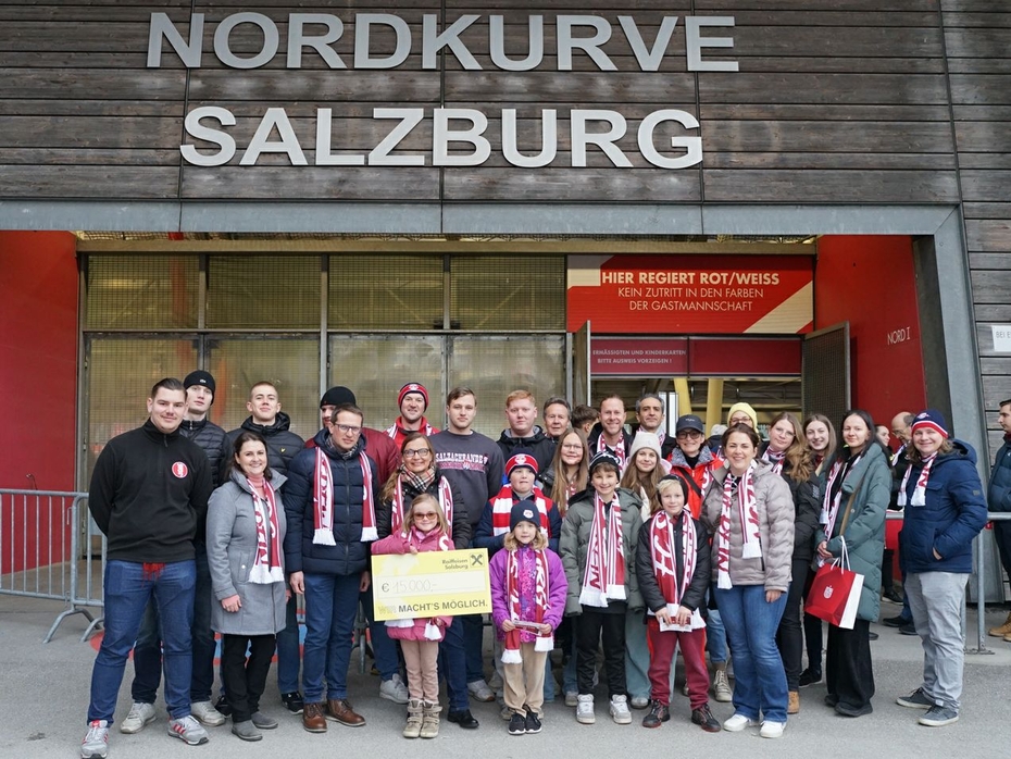 Fanclubs Nordkurve Salzburg und Schmetterlingskinder bei Spendenübergabe