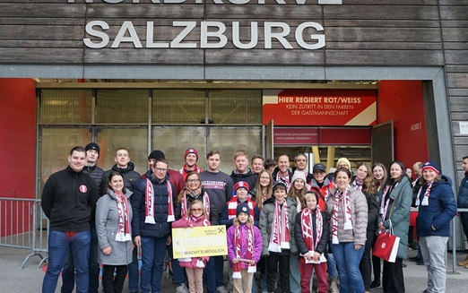 Fanclubs Nordkurve Salzburg und Schmetterlingskinder bei Spendenübergabe