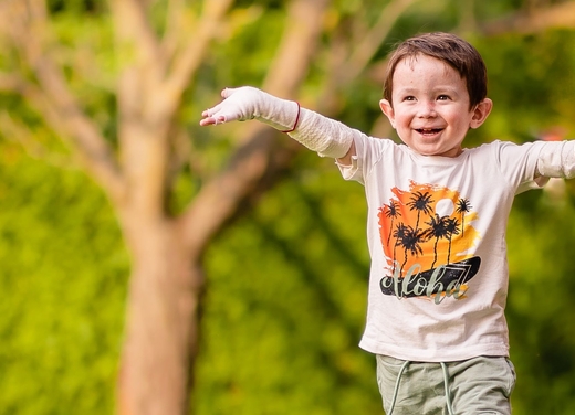 Schmetterlingskind mit ausgebreiteten Armen