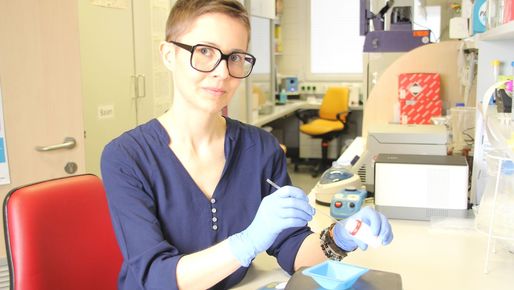 Junge Frau mit Brille bei der Arbeit mit einer Waage