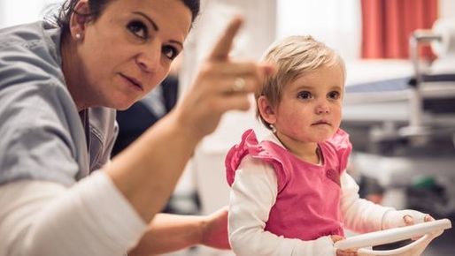 Schmetterlingskind mit Krankenschwester in der EB-Ambulanz