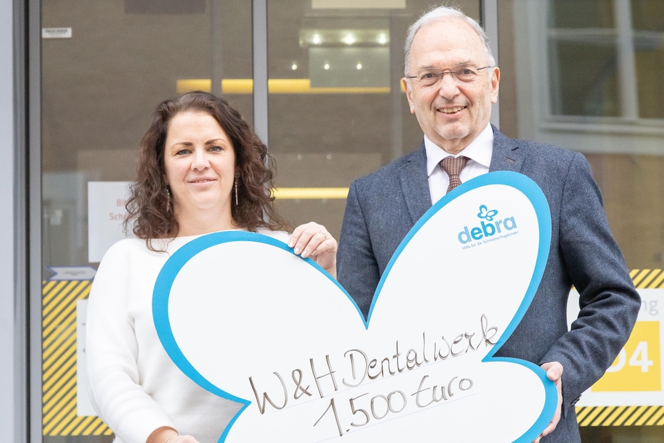 W&H Dentalwerk Eigentümer und CEO Peter Malata übergibt Spende persönlich im EB-Haus 