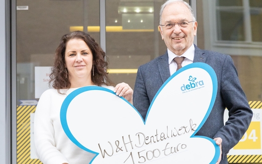 W&H Dentalwerk Eigentümer und CEO Peter Malata übergibt Spende persönlich im EB-Haus 