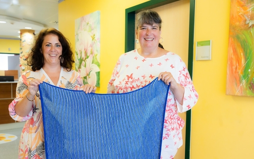 Anita Steiner übergibt Kuscheldecken im EB-Haus Austria