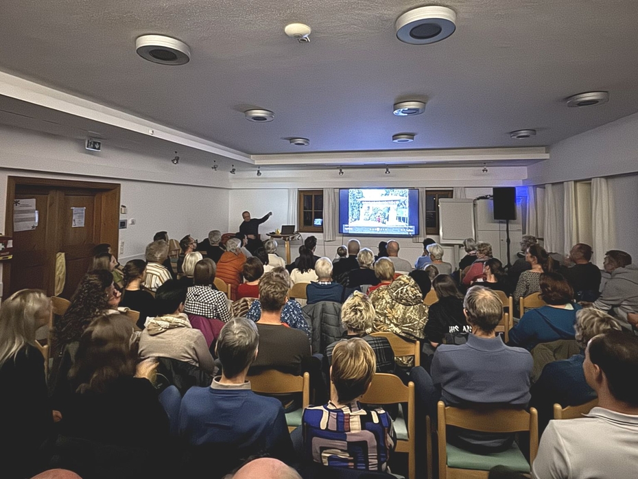 Publikum in Maria Alm folgt dem Vortrag über die Nepalreise