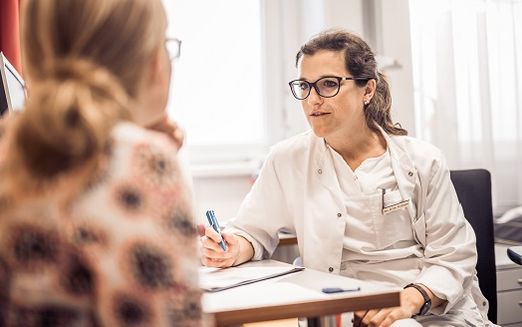 Ärztin und Patientin im Gespräch
