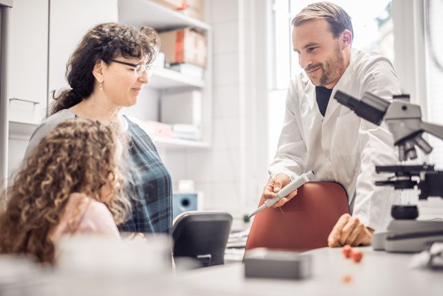 EB-Haus Forscher im Labor beim Gespräch mit Patienten