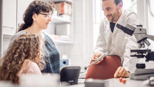 EB-Haus Forscher im Labor beim Gespräch mit Patienten