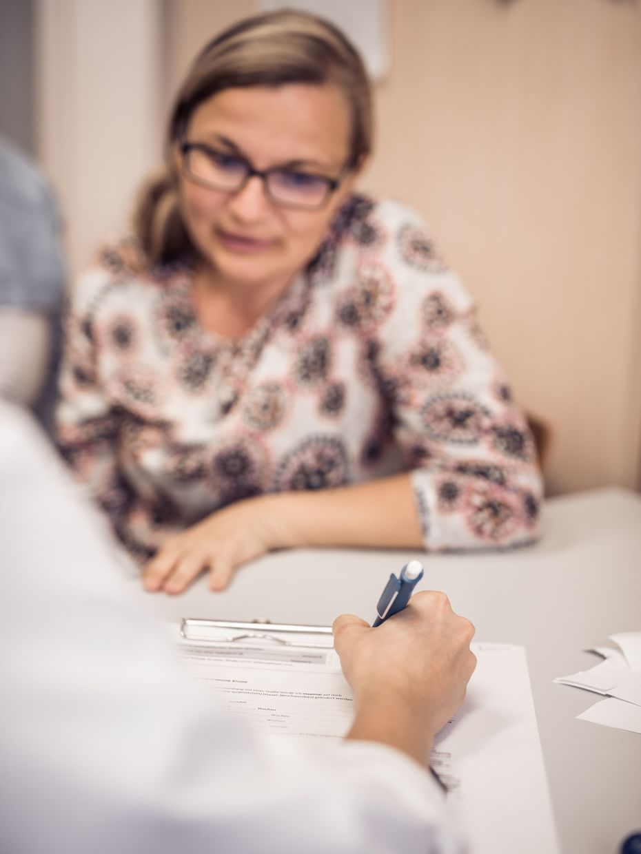 Frau beim Arztgespräch