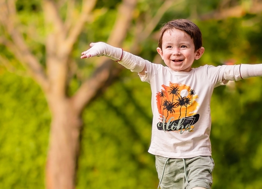 Schmetterlingskind mit ausgebreiteten Armen