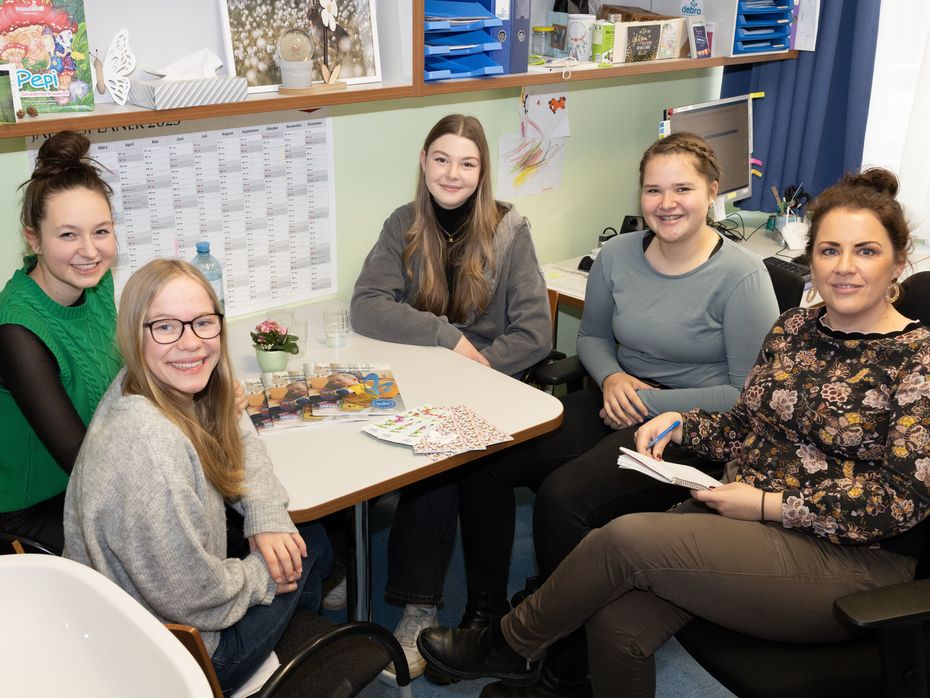 Information für Schülerinnen über die Erkrankung und den Alltag der "Schmetterlingskinder" Fünf junge Frauen sitzen am Tisch bei einer Informationsveranstaltung