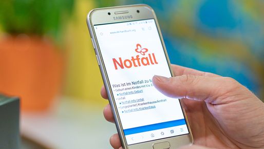 Person hält Handy mit Notfall auf dem Display